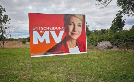 Wahlplakat zur Landtagswahl 2026: Manuela Schwesig (SPD) kritisiert Merz' Rente-Abschaffung nach 45 Jahren.