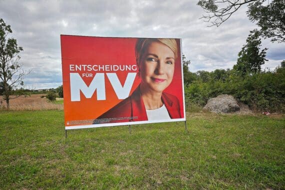 Wahlplakat zur Landtagswahl 2026: Manuela Schwesig (SPD) kritisiert Merz’ Rente-Abschaffung nach 45 Jahren.