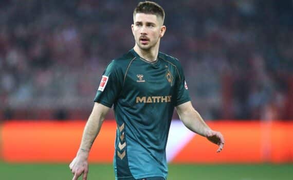 Romano Schmid im Werder-Bremen-Trikot (Archivfoto), neben Werder-Logo und Hinweis auf Vereinswechsel nach Frosinone.