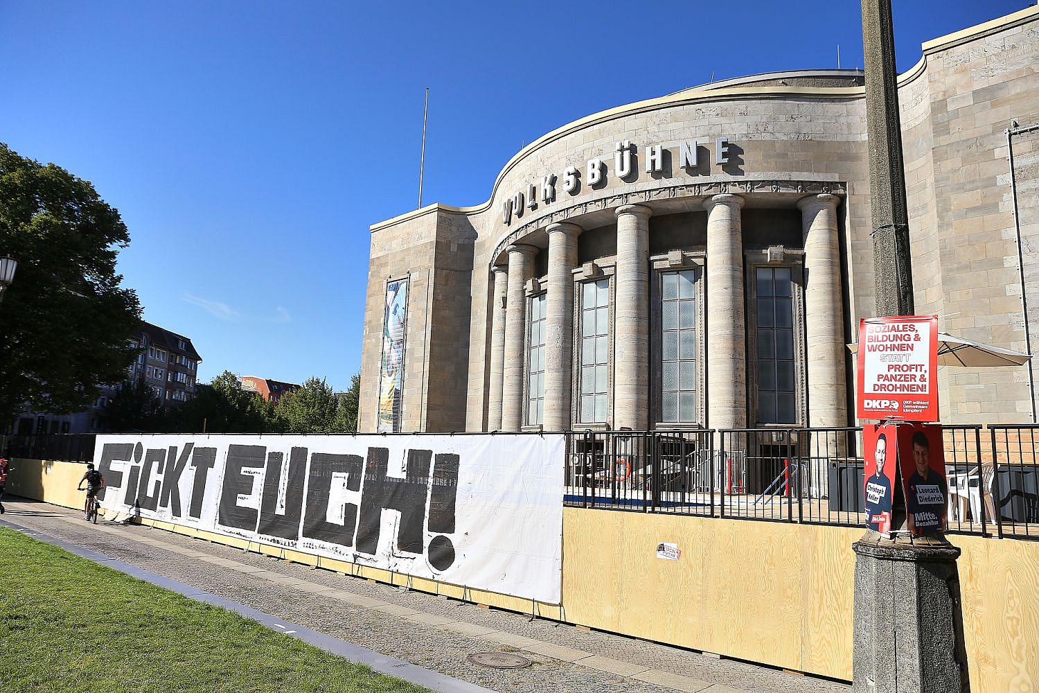 Claudia Roth kritisiert CDU und Kai Wegner wegen diskriminierender „Volksbad“-Pläne vor der Berliner Volksbühne.