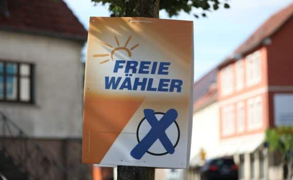 Wahlplakat der Freien Wähler in Bayern, digitales Ministerium: Fabian Mehring spricht für ein FDP-Bündnis.