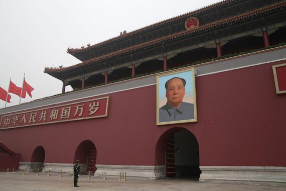 Tor des Himmlischen Friedens mit Mao Zedong: Kritik an Chinas unfairen Handelspraktiken.