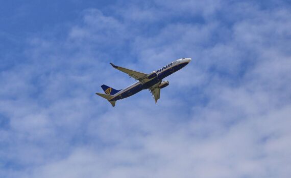 Ryanair-Flugzeug am Himmel vor dem Ausbau des Flughafens Weeze: neues Ankunftsterminal, mehr Starts und Landungen.