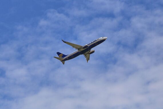 Ryanair-Flugzeug am Himmel vor dem Ausbau des Flughafens Weeze: neues Ankunftsterminal, mehr Starts und Landungen.