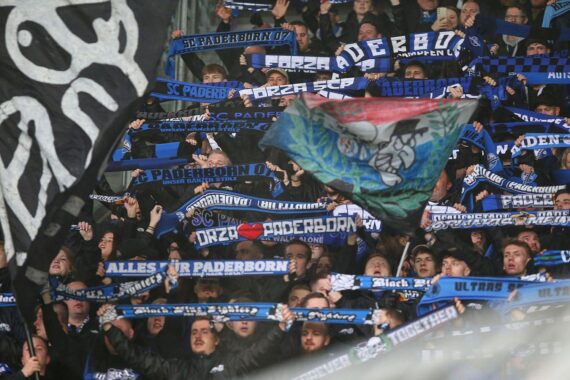 SC Paderborn 07: Fans vor Stadion, Tickets per „TIXX Select“ verlost und per Zufallsprinzip zugeteilt.