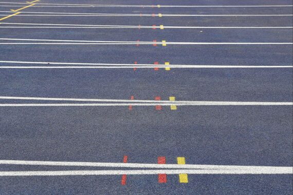 Eingezäunte Tartanbahn im Archiv-Stil, Symbol für Sport und DDR-Zwangsdoping.