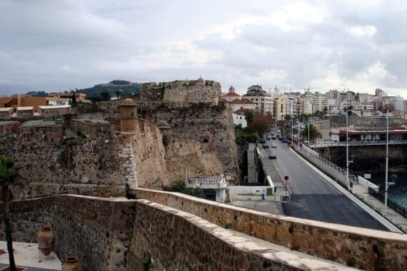 Spanische Exklave Ceuta (Archiv): Grenz-/Küstenbild, Thema Migration und EU-Solidarität mit Spanien.