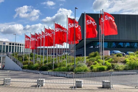 SPD-Parteitag (Archiv): Delegierte im Saal, Parteiführung im Fokus.