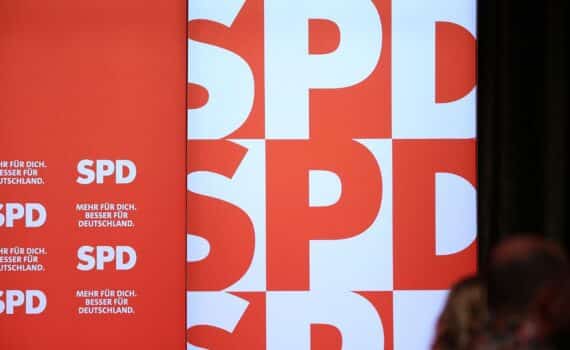 SPD-Logo im Archiv: Jochen Ott und Torsten Burmester mahnen Korrekturen und eine neue Regierungs-Erzählung an.
