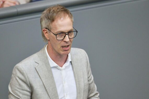 Sebastian Fiedler (Archiv) spricht über Drohnenabwehr und Zuständigkeiten an Flughäfen in Leipzig.