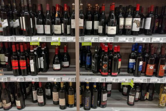 SPD befürwortet Alkoholverkaufseinschränkung an Tankstellen; Rotwein im Archiv als Symbolbild.