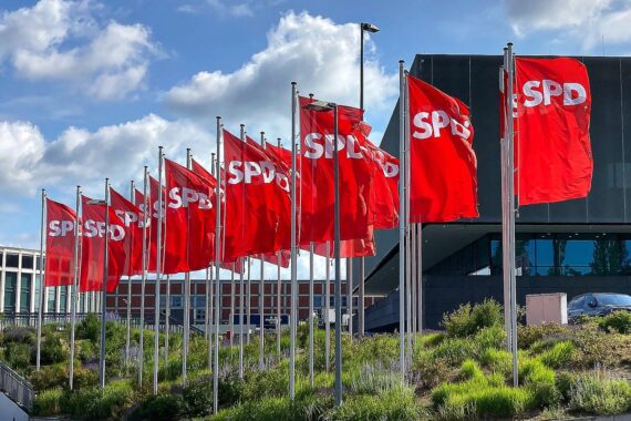 SPD-Parteitag (Archiv): Symbolbild der SPD, Bremen, für faire Ausbildungsvergütungen und „Bremer Standard für Gute Ausbildung“.