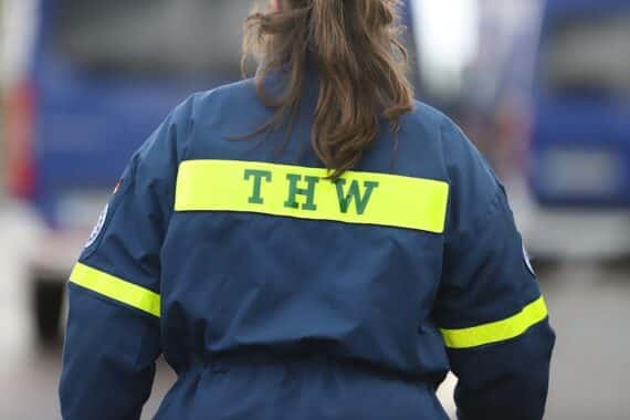 THW-Mitarbeiterin im Einsatz, Archivfoto; SPD lehnt Pflichtdienste ab.