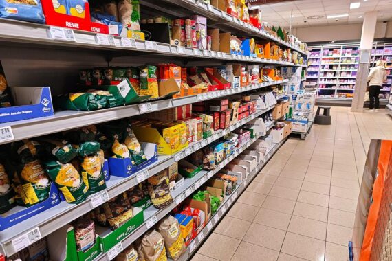 Ein Supermarkt im Archiv: Regale und Kassenbereich, als Bezug zur Debatte um höhere Mehrwertsteuer.