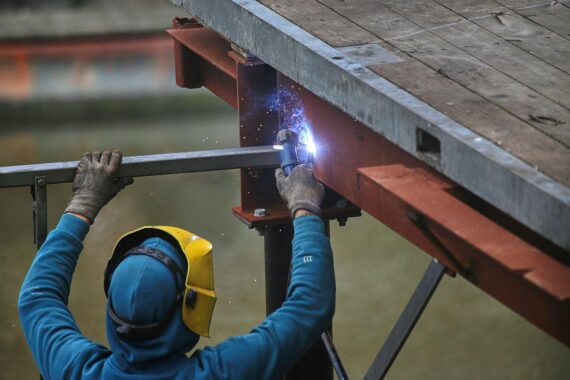 Schweißer bei der Arbeit (Archiv): Industrieller Arbeitsplatz mit Schweißgerät und Sicherheitsausrüstung.
