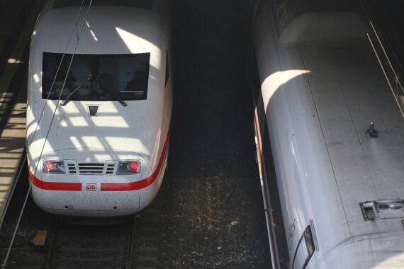 Zwei ICE-Züge im Bahnhof, Bonuszahlungen der Bahnmanager an Pünktlichkeit gekoppelt (Berlin, 04.08.2026).