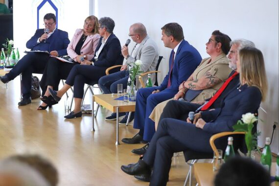 IHK-Wahldialog in Halle: Spitzenkandidaten stellen Positionen zu Bildung, Arbeitsmarkt und Bürokratieabbau vor.
