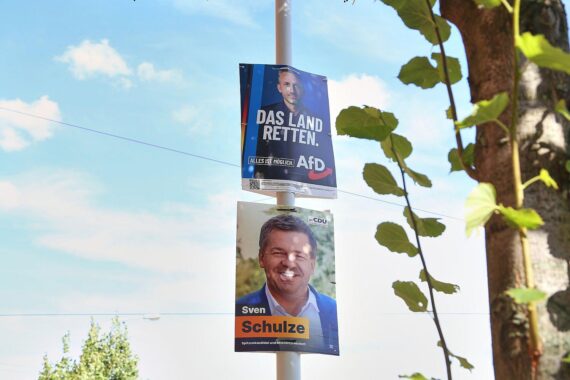 Wahlplakate in Sachsen-Anhalt, CDU/Parteien im Hintergrund, Ministerpräsident Sven Schulze (Archivfoto).