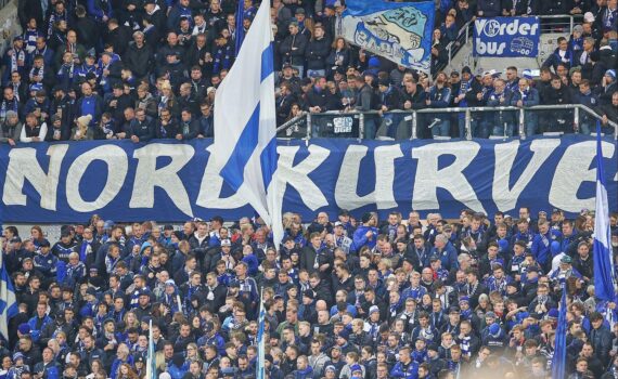 Fans von Schalke 04 im Stadion (Archivfoto); Schalke kritisiert TV-Gelder und Bundesliga-Eigenkapitalregel.