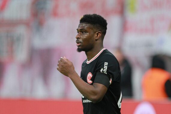 Fußballer Junior Dina Ebimbe im Eintracht-Frankfurt-Trikot, Blick nach vorn; Foto im Archiv.
