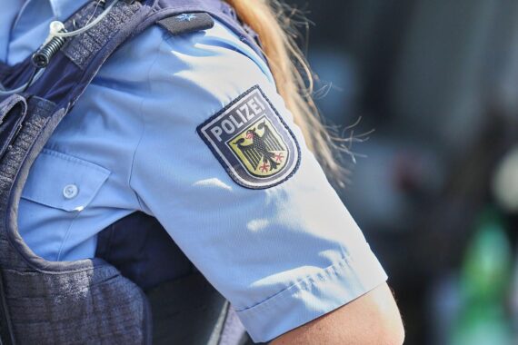 Bundespolizei-Archivfoto: Beamte am Hauptbahnhof Stuttgart, Schreckschusspistole sichergestellt.