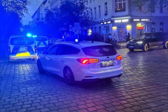 Polizei in der Berliner Graefestraße, nach Schüssen in Kreuzberg; verletzter 22-Jähriger, Fahndung läuft.