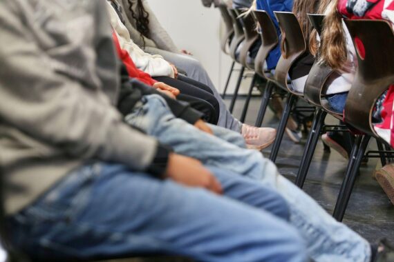 Schüler im Klassenzimmer: Neue Lehrkräfte in Sachsen, Schulstart und Handyverbot ab Klasse 5 bis 8.