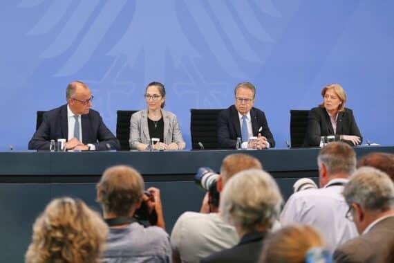 Sachsen-Anhalts Ministerpräsident Schulze übergibt den Bericht der Rentenkommission (Archiv).