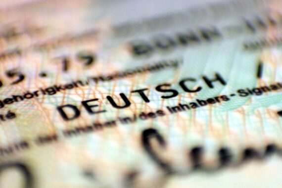 Personalausweis im Archiv: CDU-Ministerpräsident Sven Schulze will doppelte Staatsbürgerschaft prüfen.