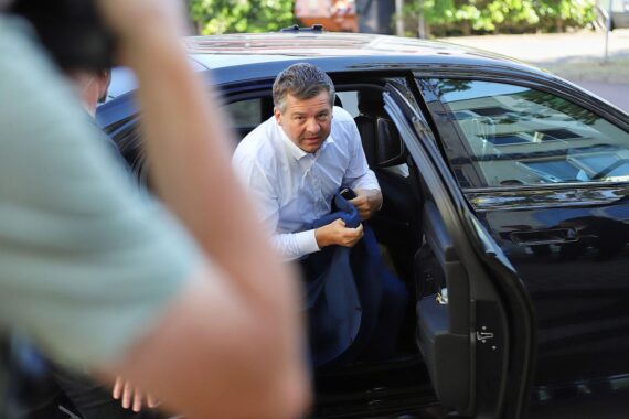 Sven Schulze in Halle (Saale), CDU-Ministerpräsident, spricht gegen Deals und Zusammenarbeit mit Extremisten.