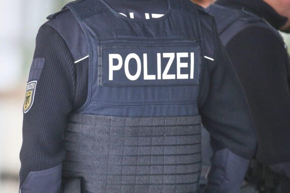 Autofahrer schwer verletzt: Pkw in Graben bei Unfall auf Bocholter Straße in Borken (Foto: Bundespolizei Archiv).