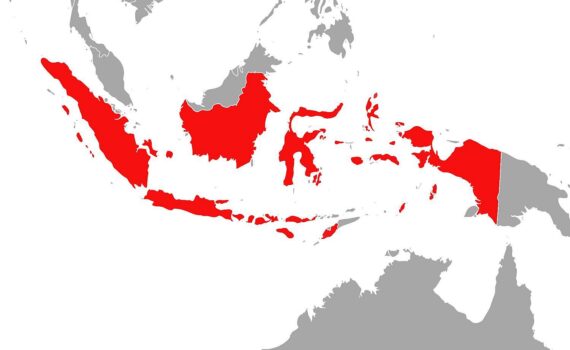 Erdbeben bei Flores, Indonesien: beschädigter Hafen mit Trümmern, verletzte Menschen, Alarm und Nachbeben.