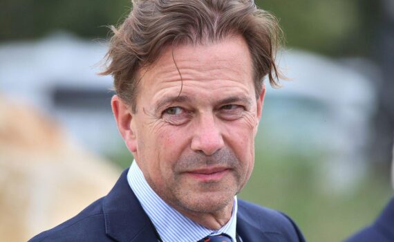 Steffen Seibert (Archiv) wird gezeigt; er kritisiert Israels Regierung und die Siedlungspolitik scharf.
