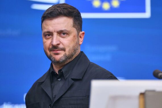 Wolodymyr Selenskyj im Archiv, vor Hintergrund wie Kiew, über Patriot-Raketen und Abwehr.