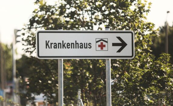 Krankenhaus-Archivbild, berichtet über medizinische Behandlungsfehler und Forderungen nach stärkeren Patientenrechten.