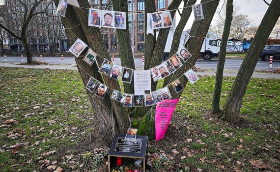Gedenkbild für verstorbene Obdachlose bei Extremhitze; Warnung vor lebensgefährlichem Hitzestress.