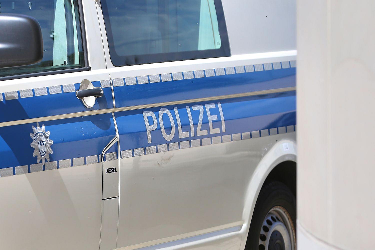 Defekter Schwertransport auf der Autobahn 1 bei Harpstedt; Polizeifahrzeug (Archiv) flankiert die Sperrung.