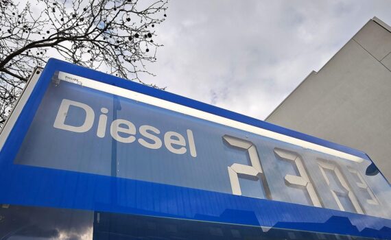 Tankstelle im Archiv: steigende Spritpreise, Super E10 bei 2,162 €/Liter und Diesel bei 2,253 €/Liter.