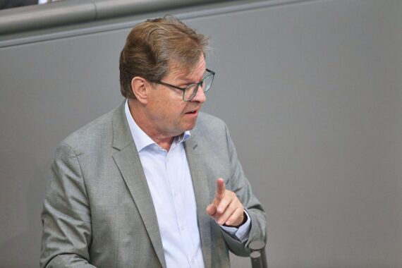 Ralf Stegner (SPD), Porträtfoto vor Berliner Hintergrund; Thema: schwarz-rot, Rentenpaket, „Rente mit 63“.