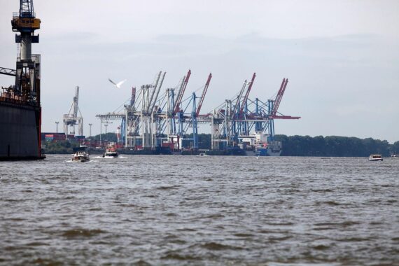 Hamburger Container-Hafen im Archiv: Exportstimmung steigt, Optimismus für deutsche Industrie und Elektronik.