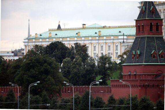 Kreml-Mauer in Moskau: Strack-Zimmermann und Lawrow fordern härteres Vorgehen gegen Russland und Sanktionen.