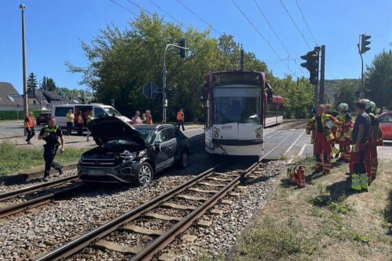 Verkehrsunfall in Erfurt: Auto kollidiert mit Straßenbahn, Bahn entgleist, Verletzte, Unfallstelle im Gleisbereich.