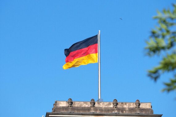 Deutschland-Fahne vor arabischen Ländern: Studie zu Deutschlands Ruf, Syrien und Nahost-Politik.