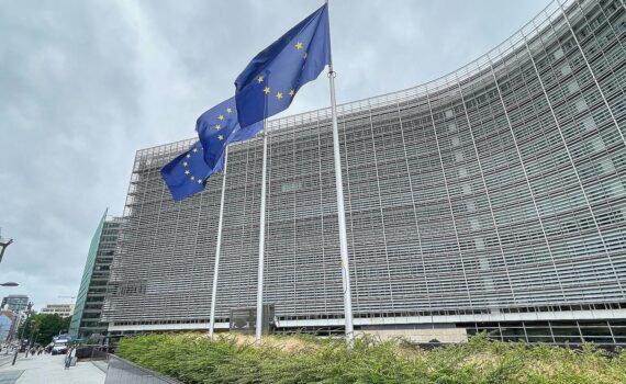 EU-Fahnen im Archiv: TUM kritisiert E-Auto-Klimastrategie der EU, weniger als 41% CO2-Reduktion.