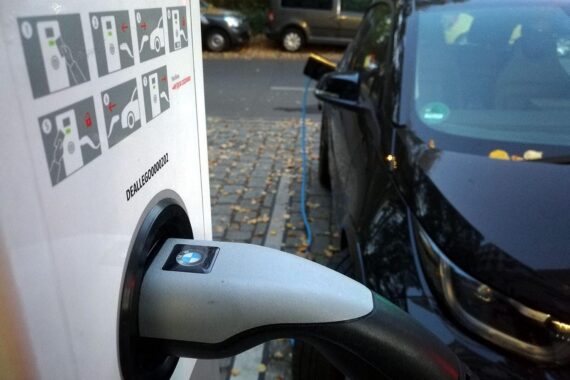 Elektroauto an einer Ladestation (Archiv), Hinweis auf Batteriezellen-Abhängigkeit in Asien.