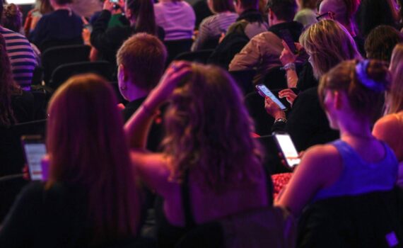 Junge Menschen blicken pessimistisch: Smartphone, sinkende Lebens- und Jobchancen sowie Finanzbildung in der Schule.