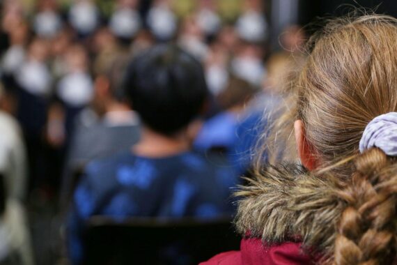 Kinder/Jugendliche in einer Schule; Schulstress beeinträchtigt 14- bis 17-Jährige (Archivfoto).
