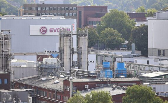 Chemieindustrie am Rhein: Niedrigwasser gefährdet Produktion, Foto von Evonik im Archiv.