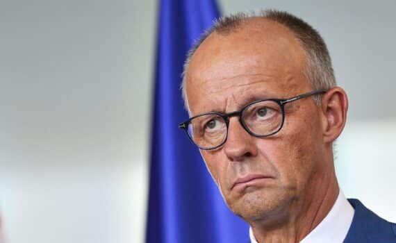 Friedrich Merz übermittelt Kondolenztelegramme nach Flutkatastrophe im Himalaya-Gebiet, mit Opfern in Nepal und China.