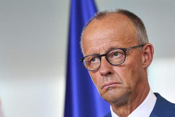 Friedrich Merz übermittelt Kondolenztelegramme nach Flutkatastrophe im Himalaya-Gebiet, mit Opfern in Nepal und China.